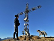 24 Alla elaborata croce di vetta dello Zuc de Valmana (1546 m)